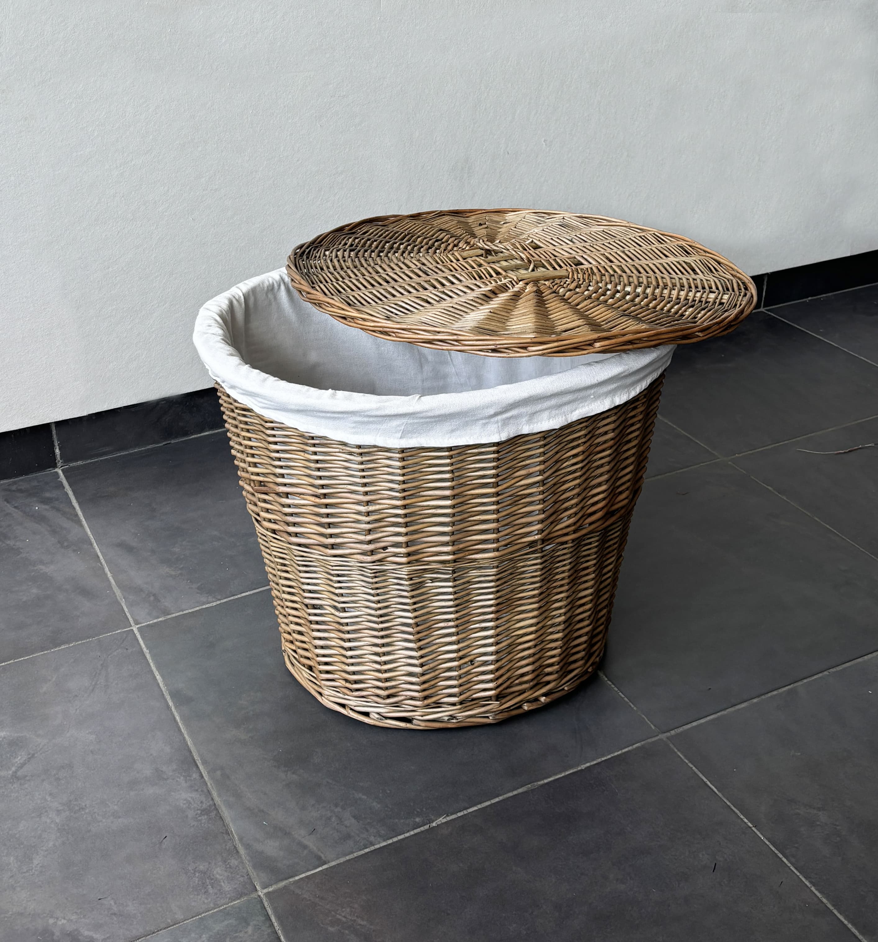 Willow Basket With Cover